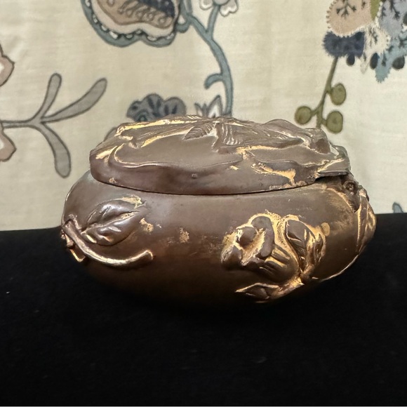 Antique Rogers Art Nouveau Butterfly Design Gilded
Bronze Hinged Trinket Box 858 - Picture 11 of 12